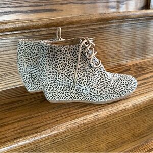 Toms Leopard Lace-Up Wedge Ankle Boots Size 8.5